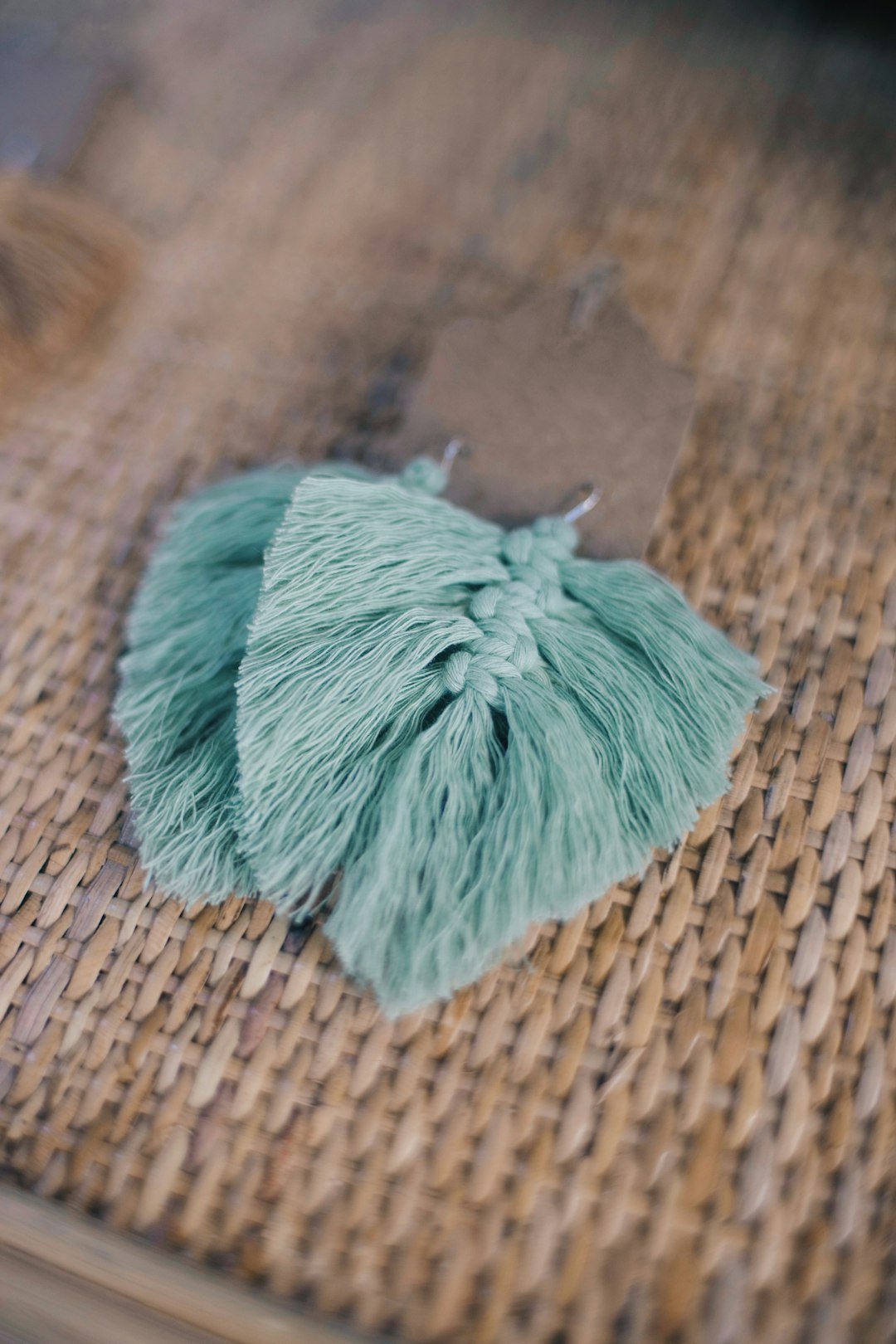 pink-yarn-on-brown-woven-surface-xipzjehbi8m